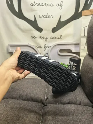 Adidas Chaussures Noir et Blanc Sans Lacets avec Fermeture Velcro et Trois Rayures Latérales 4