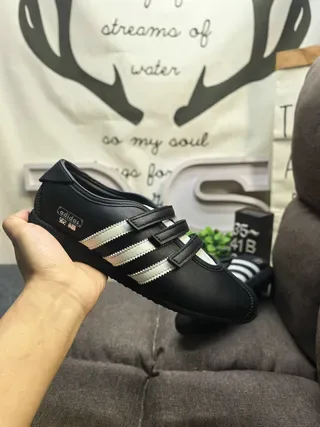 Adidas Chaussures Noir et Blanc Sans Lacets avec Fermeture Velcro et Trois Rayures Latérales 5