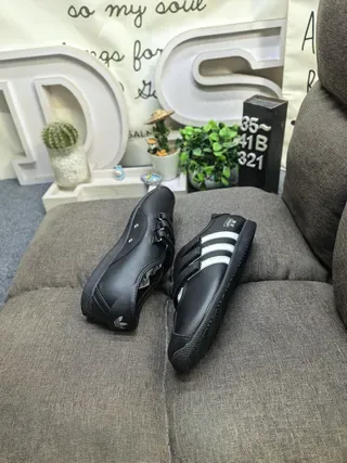 Adidas Chaussures Noir et Blanc Sans Lacets avec Fermeture Velcro et Trois Rayures Latérales 6
