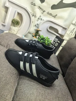 Adidas Chaussures Noir et Blanc Sans Lacets avec Fermeture Velcro et Trois Rayures Latérales 7