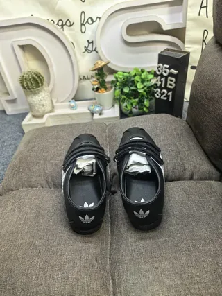 Adidas Chaussures Noir et Blanc Sans Lacets avec Fermeture Velcro et Trois Rayures Latérales 8