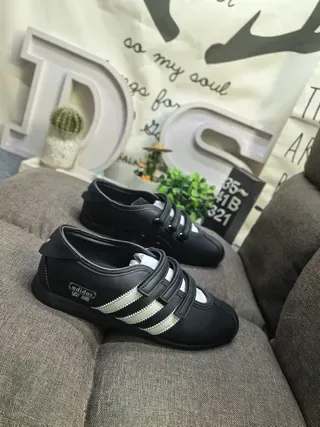 Adidas Chaussures Noir et Blanc Sans Lacets avec Fermeture Velcro et Trois Rayures Latérales 9
