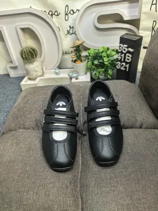 Adidas Chaussures Noir et Blanc Sans Lacets avec Fermeture Velcro et Trois Rayures Latérales 10