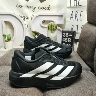 Adidas حذاء رياضي أسود أبيض منخفض الارتفاع مع علبة شبكية أسلوب حياة