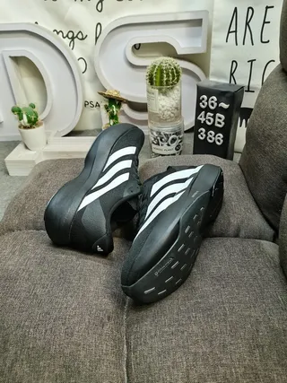 Adidas Sneakers Lifestyle Noires et Blanches à Encolure Basse en Mesh 6
