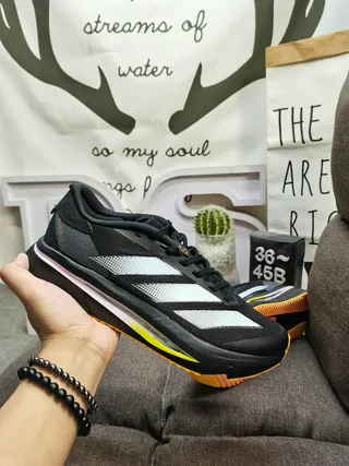 Adidas Chaussures de course noires blanches avec upper en maille et panneau latéral à trois rayures 5