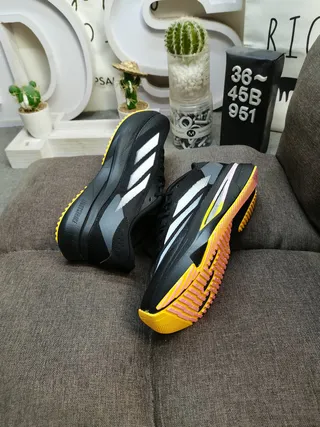 Adidas Chaussures de course noires blanches avec upper en maille et panneau latéral à trois rayures 6