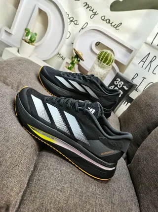 Adidas Chaussures de course noires blanches avec upper en maille et panneau latéral à trois rayures 7