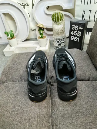 Adidas Chaussures de course noires blanches avec upper en maille et panneau latéral à trois rayures 8