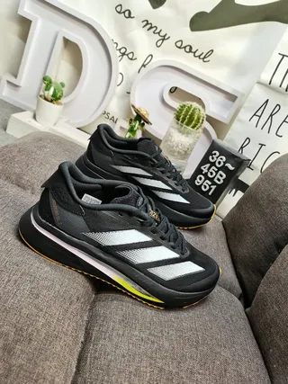 Adidas Chaussures de course noires blanches avec upper en maille et panneau latéral à trois rayures 9