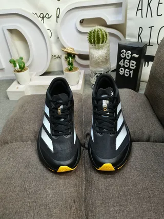 Adidas Chaussures de course noires blanches avec upper en maille et panneau latéral à trois rayures 10