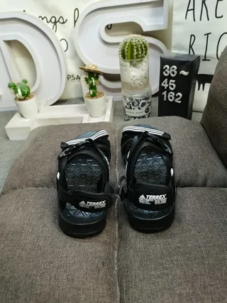 Adidas Preto Branco Multi-Strap Fecho Ajustável Base Texturizada EVA Sandálias Casuais 8