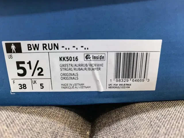 Adidas Tênis Lifestyle Retro Runner marrom bege com upper de camurça e textil 2