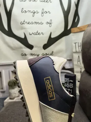 Adidas Tênis Lifestyle Retro Runner marrom bege com upper de camurça e textil 3
