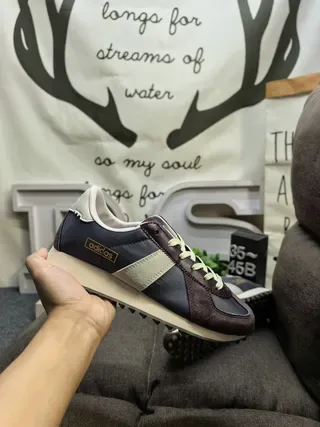 Adidas Tênis Lifestyle Retro Runner marrom bege com upper de camurça e textil 5