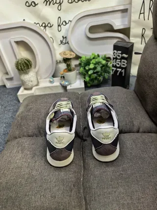 Adidas Tênis Lifestyle Retro Runner marrom bege com upper de camurça e textil 8