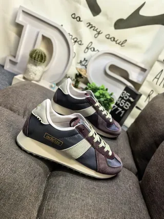 Adidas Tênis Lifestyle Retro Runner marrom bege com upper de camurça e textil 9
