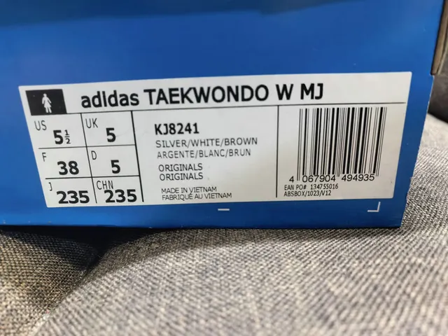 Adidas Rose Bourgogne Cuir matelassé Tige Panneau latéral à trois rayures Chaussures Mary Jane 2