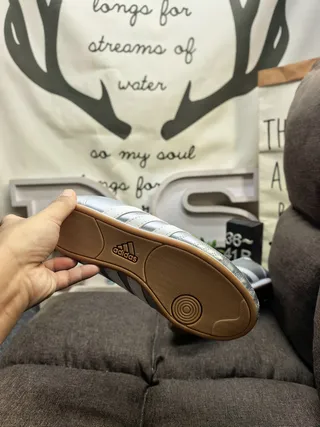 Adidas Rose Bourgogne Cuir matelassé Tige Panneau latéral à trois rayures Chaussures Mary Jane 4