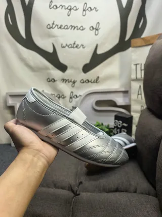 Adidas Rose Bourgogne Cuir matelassé Tige Panneau latéral à trois rayures Chaussures Mary Jane 5