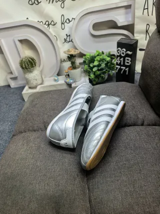Adidas Rose Bourgogne Cuir matelassé Tige Panneau latéral à trois rayures Chaussures Mary Jane 6