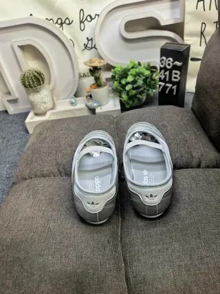 Adidas Rose Bourgogne Cuir matelassé Tige Panneau latéral à trois rayures Chaussures Mary Jane 8