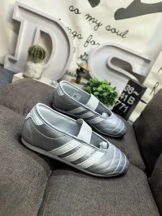 Adidas Rose Bourgogne Cuir matelassé Tige Panneau latéral à trois rayures Chaussures Mary Jane 9