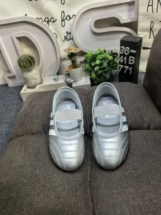 Adidas Rose Bourgogne Cuir matelassé Tige Panneau latéral à trois rayures Chaussures Mary Jane 10