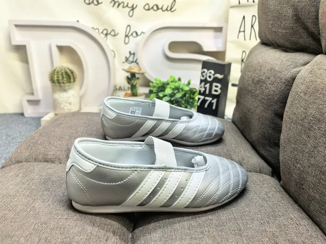 Adidas Rose Bourgogne Cuir matelassé Tige Panneau latéral à trois rayures Chaussures Mary Jane 11