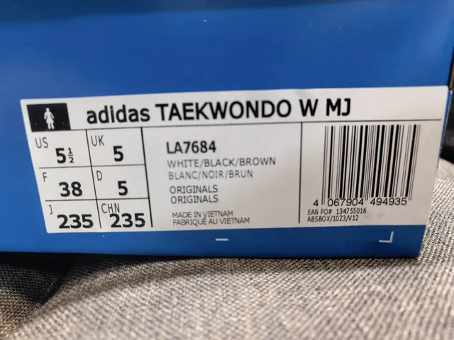 Adidas Rose Bourgogne Cuir matelassé Tige Panneau latéral à trois rayures Chaussures Mary Jane 12