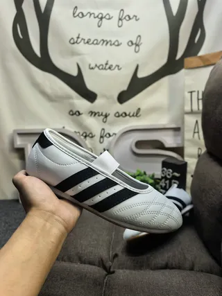Adidas Rose Bourgogne Cuir matelassé Tige Panneau latéral à trois rayures Chaussures Mary Jane 15