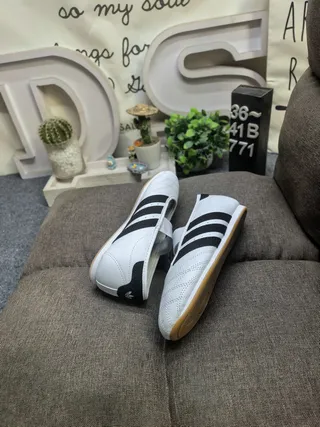 Adidas Rose Bourgogne Cuir matelassé Tige Panneau latéral à trois rayures Chaussures Mary Jane 16