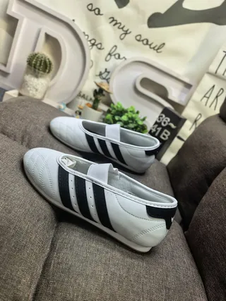 Adidas Rose Bourgogne Cuir matelassé Tige Panneau latéral à trois rayures Chaussures Mary Jane 17