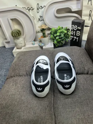 Adidas Rose Bourgogne Cuir matelassé Tige Panneau latéral à trois rayures Chaussures Mary Jane 18