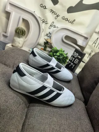 Adidas Rose Bourgogne Cuir matelassé Tige Panneau latéral à trois rayures Chaussures Mary Jane 19