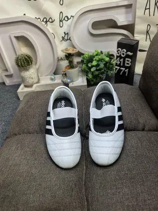 Adidas Rose Bourgogne Cuir matelassé Tige Panneau latéral à trois rayures Chaussures Mary Jane 20