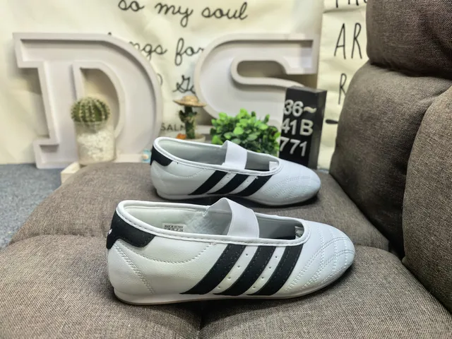 Adidas Rose Bourgogne Cuir matelassé Tige Panneau latéral à trois rayures Chaussures Mary Jane 21