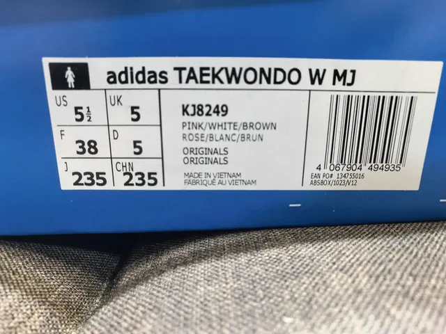 Adidas Rose Bourgogne Cuir matelassé Tige Panneau latéral à trois rayures Chaussures Mary Jane 22