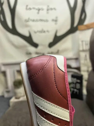 Adidas Rose Bourgogne Cuir matelassé Tige Panneau latéral à trois rayures Chaussures Mary Jane 23