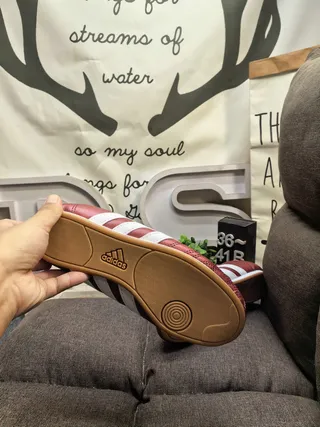 Adidas Rose Bourgogne Cuir matelassé Tige Panneau latéral à trois rayures Chaussures Mary Jane 24
