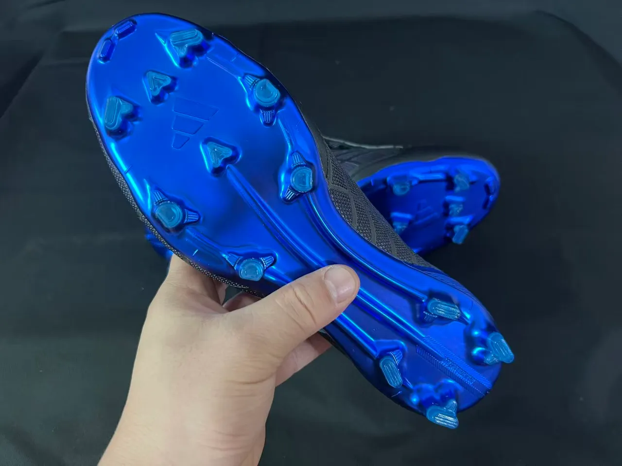 Adidas F50 Noir Bleu Sans Lacets Fermeture Sangle Haut Synthétique Texturé Terrain Ferme Chaussures de Football 2