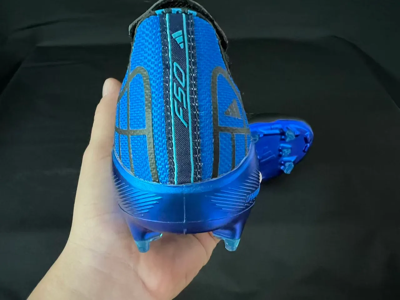 Adidas F50 Noir Bleu Sans Lacets Fermeture Sangle Haut Synthétique Texturé Terrain Ferme Chaussures de Football 3