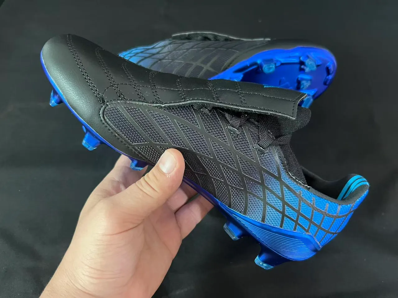 Adidas F50 Noir Bleu Sans Lacets Fermeture Sangle Haut Synthétique Texturé Terrain Ferme Chaussures de Football 4