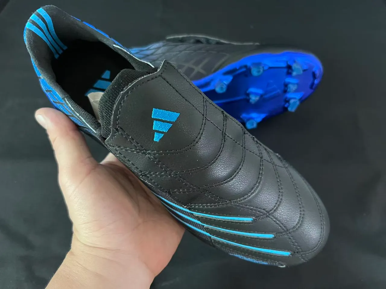 Adidas F50 Noir Bleu Sans Lacets Fermeture Sangle Haut Synthétique Texturé Terrain Ferme Chaussures de Football 5