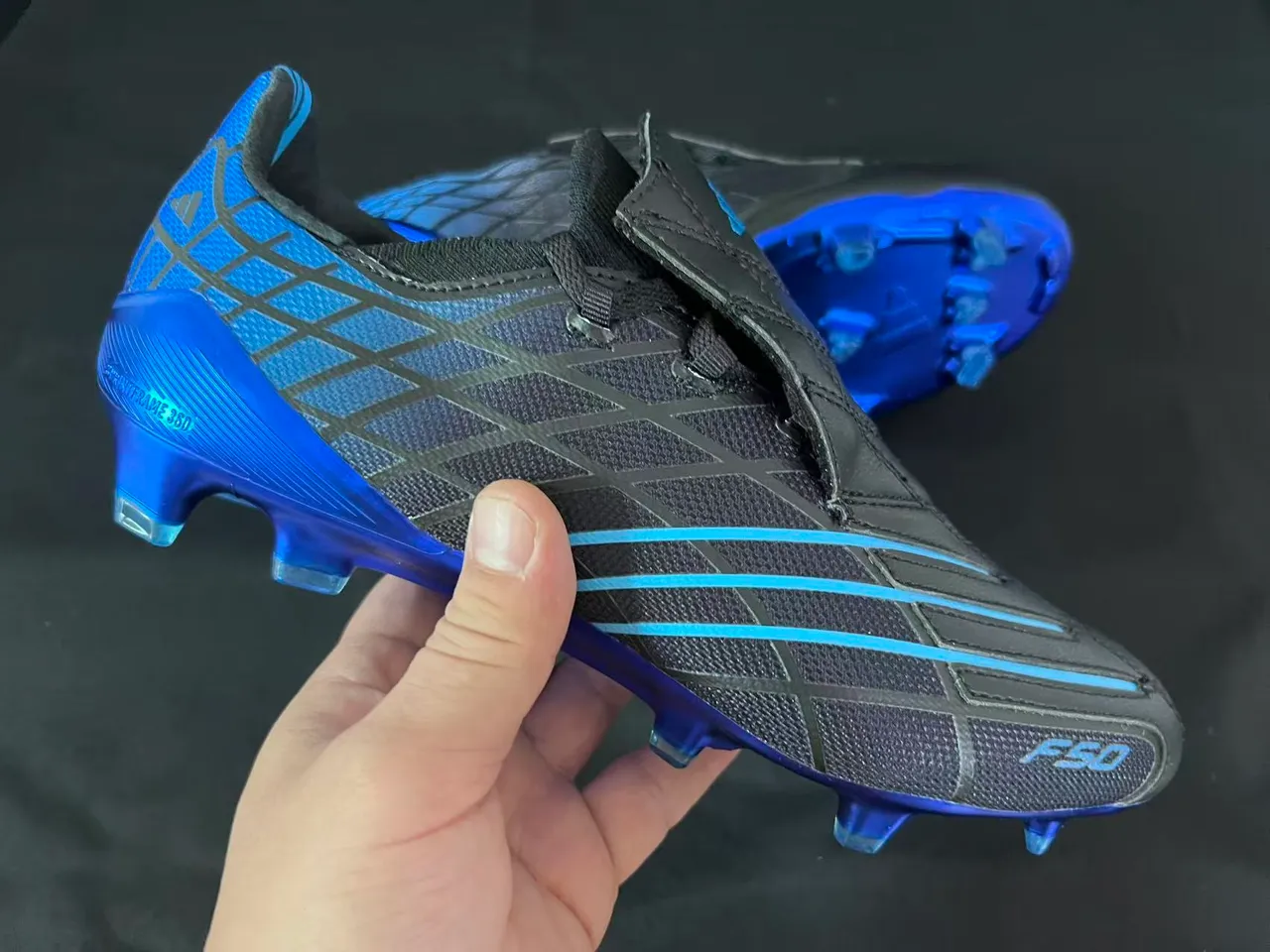 Adidas F50 Noir Bleu Sans Lacets Fermeture Sangle Haut Synthétique Texturé Terrain Ferme Chaussures de Football 6