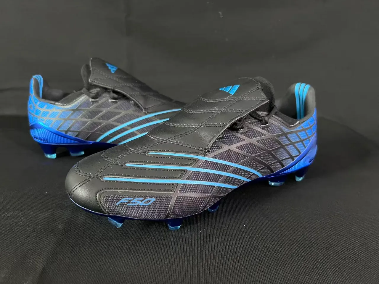 Adidas F50 Noir Bleu Sans Lacets Fermeture Sangle Haut Synthétique Texturé Terrain Ferme Chaussures de Football 7