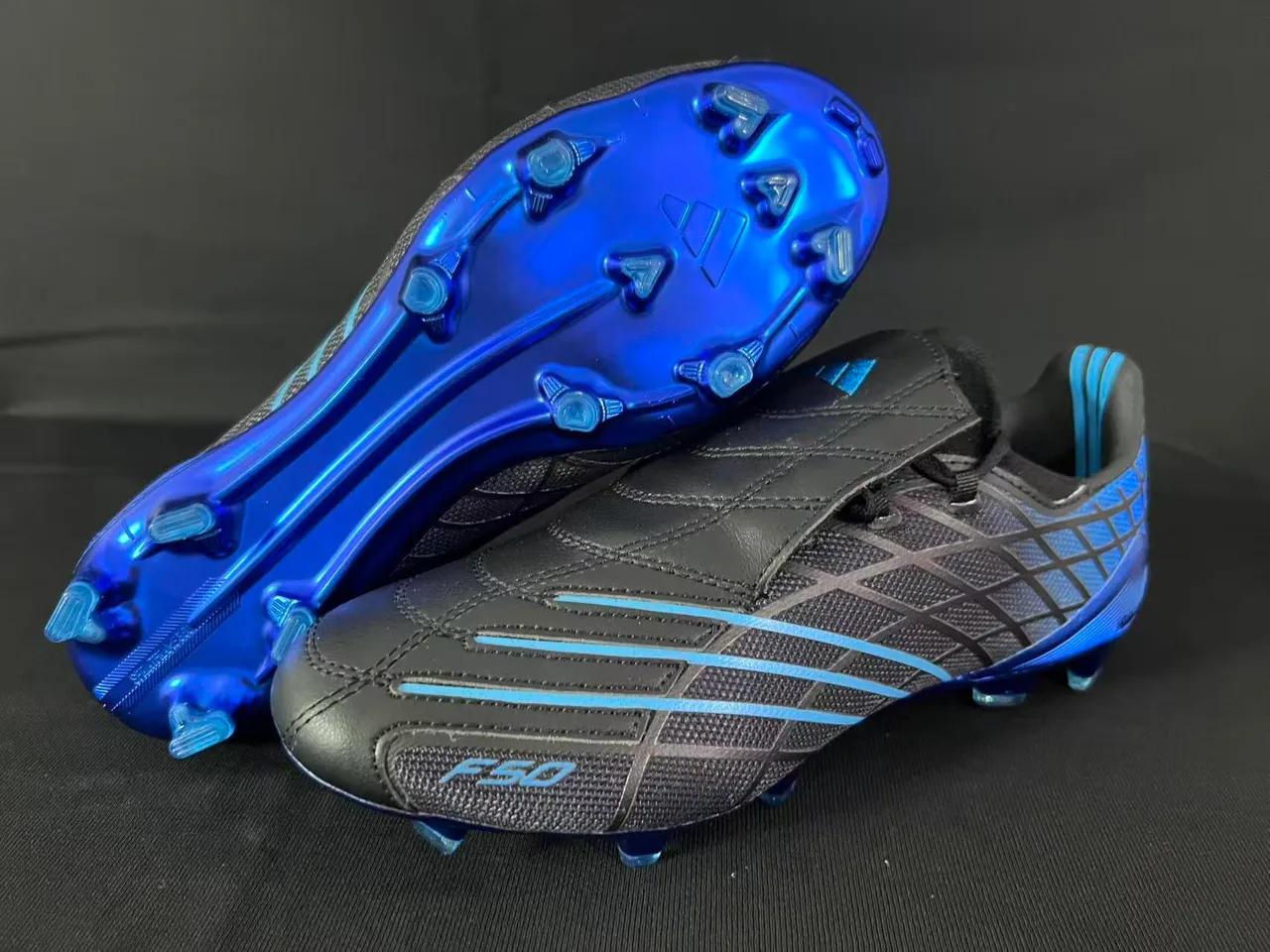 Adidas F50 Noir Bleu Sans Lacets Fermeture Sangle Haut Synthétique Texturé Terrain Ferme Chaussures de Football 8
