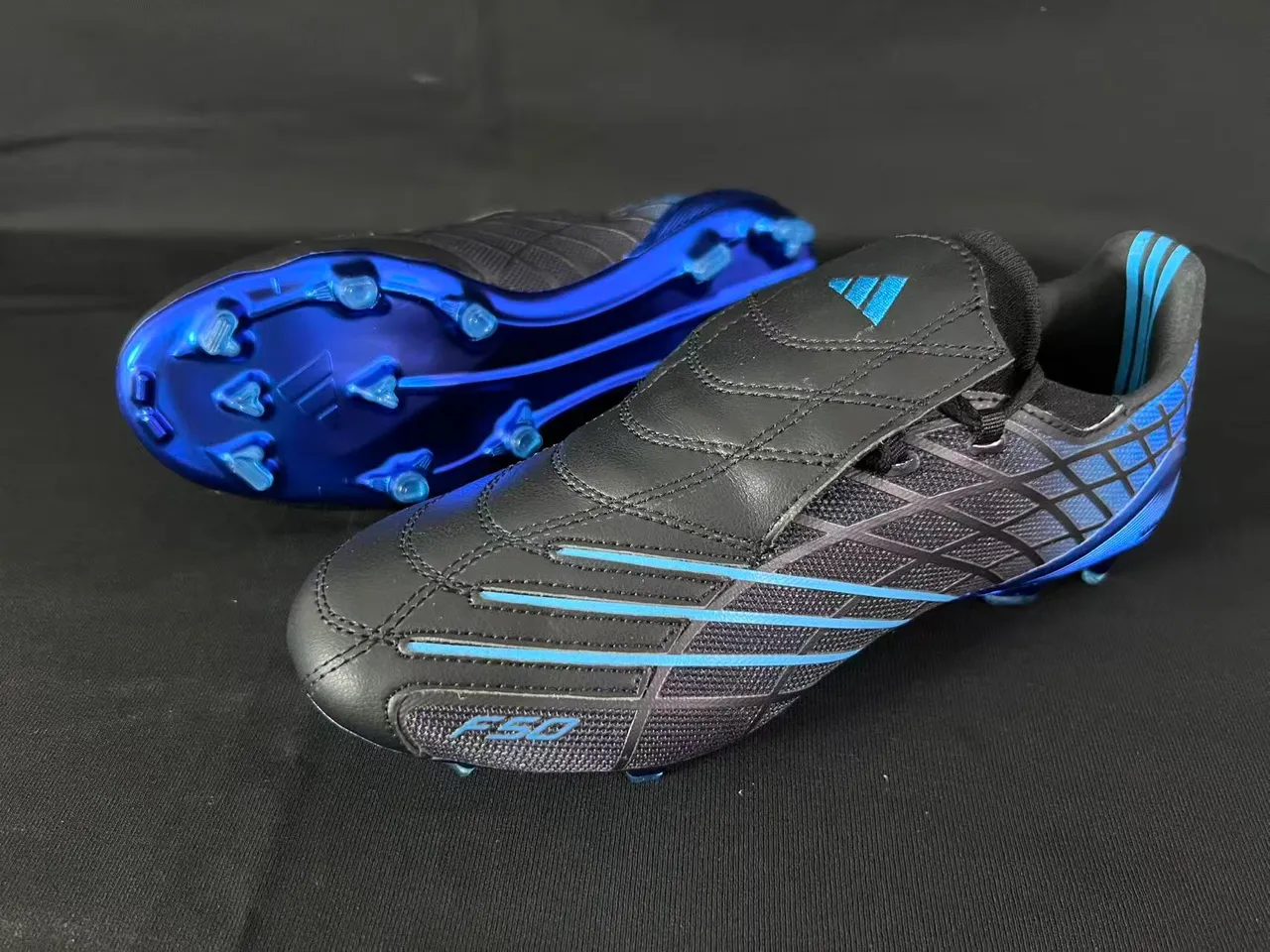 Adidas F50 Noir Bleu Sans Lacets Fermeture Sangle Haut Synthétique Texturé Terrain Ferme Chaussures de Football 9
