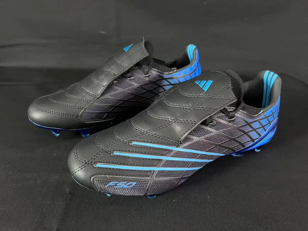 Adidas F50 Noir Bleu Sans Lacets Fermeture Sangle Haut Synthétique Texturé Terrain Ferme Chaussures de Football 10