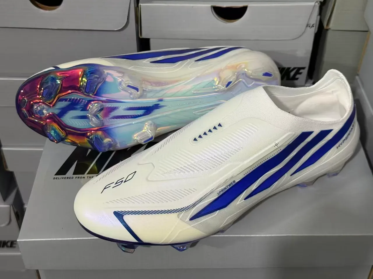 Adidas F50 Hyperfast सफेद नीला होलोग्राफिक Firm-Ground फुटबॉल जूते 2